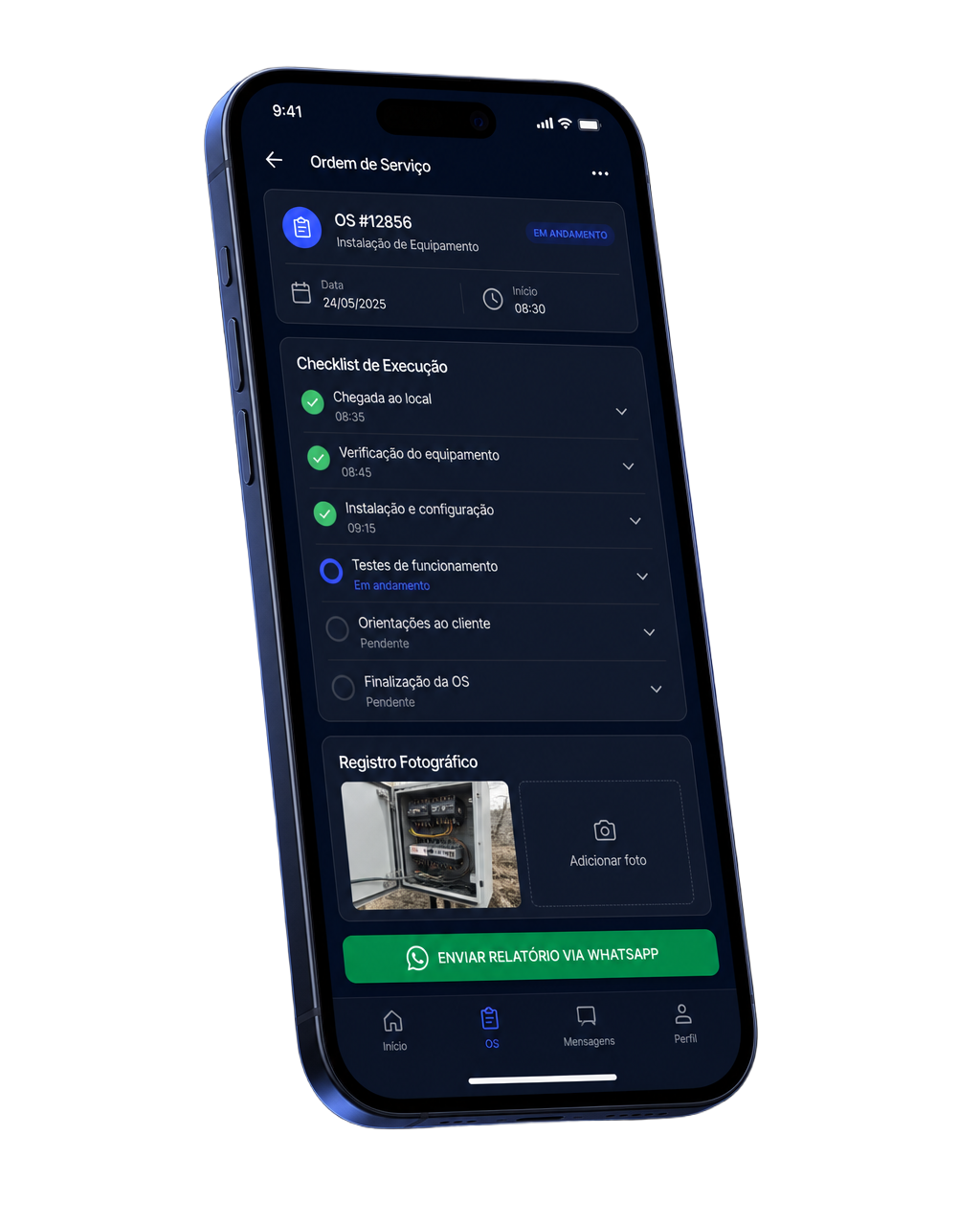 Celular exibindo o app AzulCheck com checklist da visita, fotos e botão de envio do relatório por WhatsApp